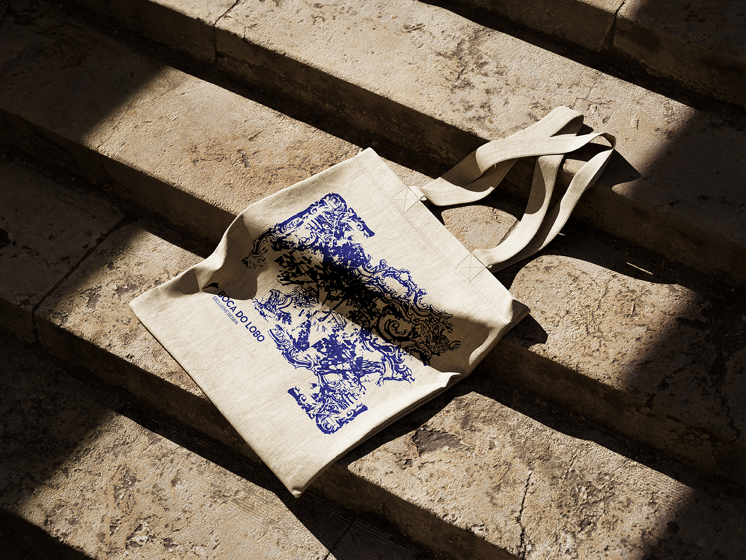 Tote bag personalizado impresso pela AJNET com design artístico em azul, exemplo de merchandising de alta qualidade.