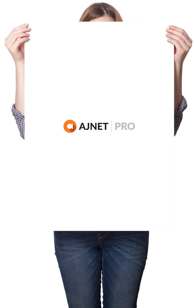 Pessoa a segurar um cartaz branco grande com o logótipo AJNET PRO