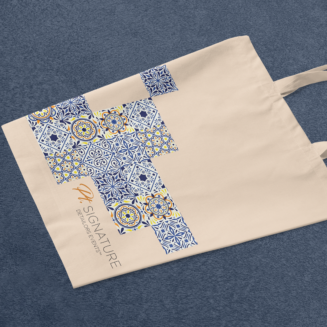 Saco tote bag com padrão de azulejos portugueses em azul e amarelo.